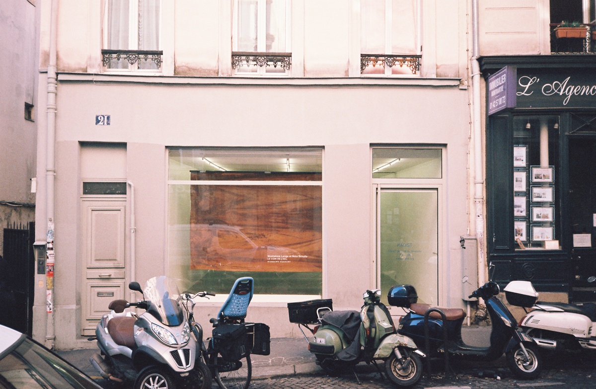Process photograph from the offsite ‘Corner of the Eye / Le Coin de L’Œil’ exhibition at the Kadist Art Foundation, Paris shows the facade of the Kadist premises. In the middle, Moshekwa Langa’s soil and canvas ‘Drag painting’ is visible through a window.
