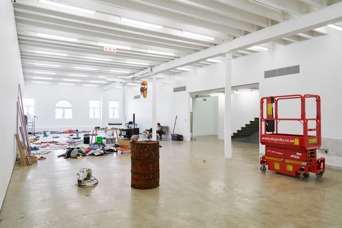 Process photograph from the ‘without a clear discernible image’ exhibition in A4’s Gallery, that shows the gallery temporarily being used as a studio space by the artist Kevin Beasley.
