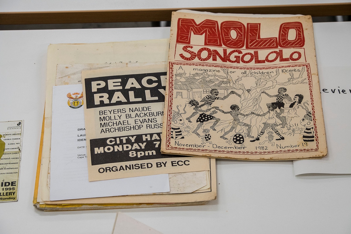 Installation photograph from the ‘Gladiolus’ exhibition on A4’s ground floor that shows printed matter arranged on a table. One magazine reads ‘Molo Songololo: A magazine for all children’.
